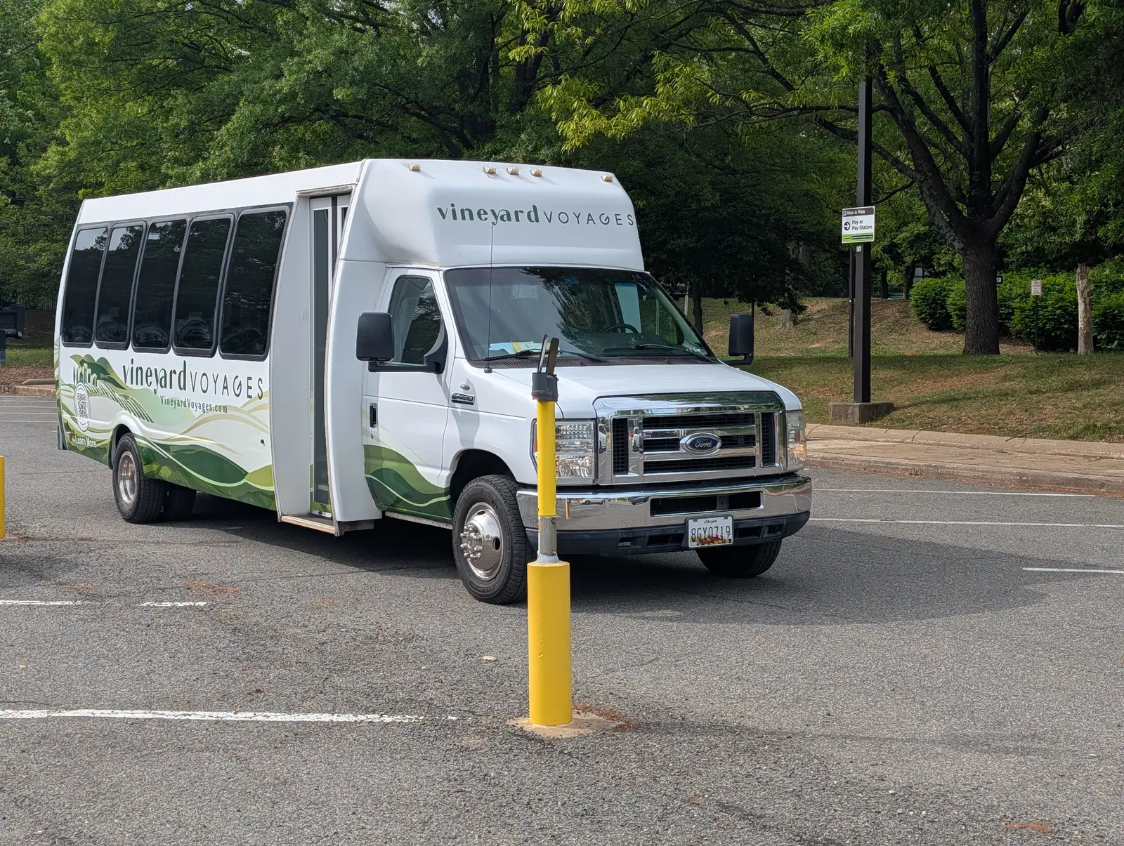 The Vineyard Voyages bus parked and ready for a private group